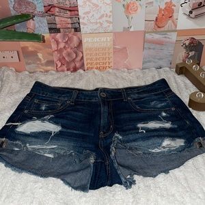These are super cute ripped shorts that need a new person to wear😎